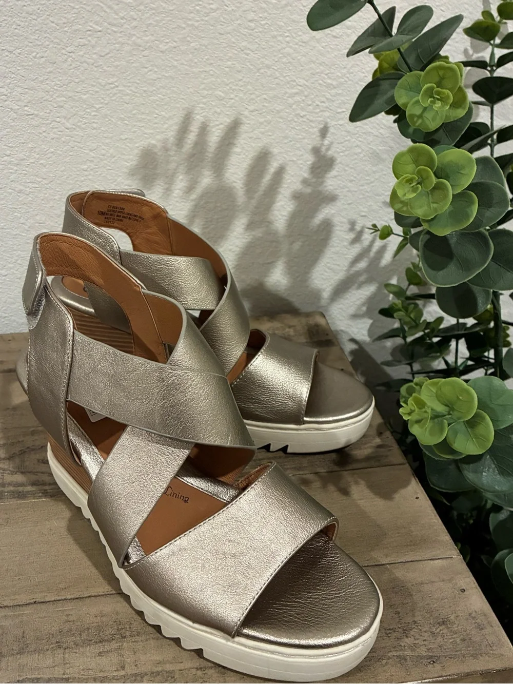 Söfft Metallic Gold Leather Platform Wedge Sandals Size 10.